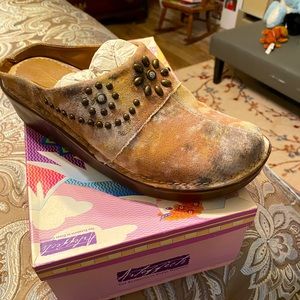 Vintage Arteffects Clogs- cute and comfortable..